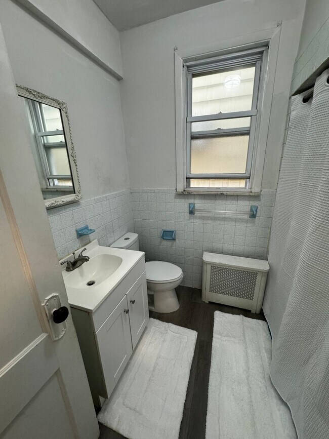 Building Photo - 76 W 45th St