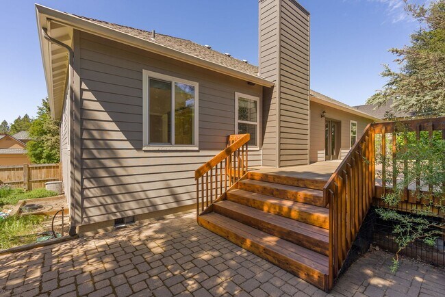 Building Photo - Charming Awbrey Butte Home Available NOW