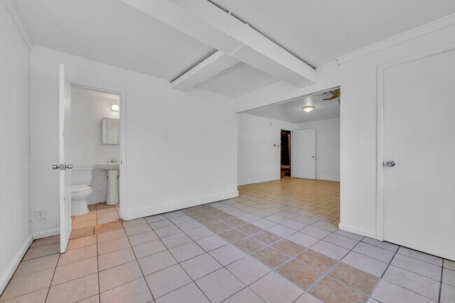 Building Photo - 204 3rd Ave