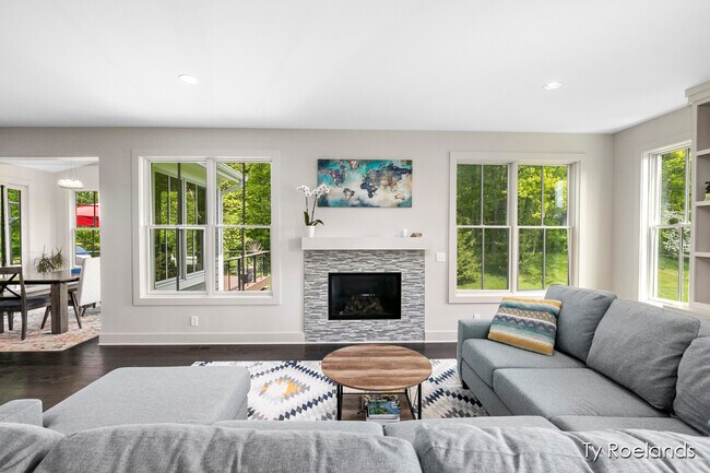 Building Photo - 3757 Lake Birch St NE