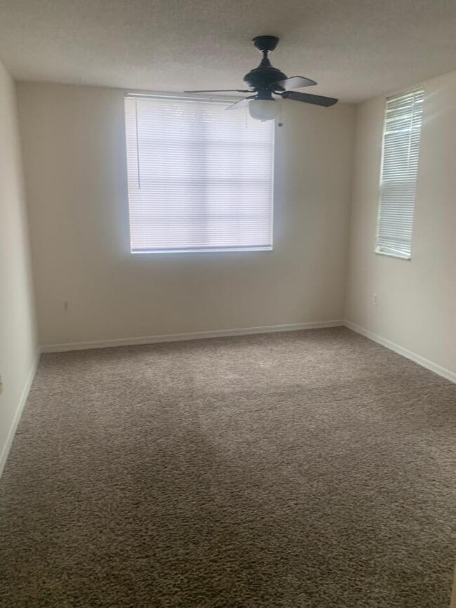 Building Photo - Spacious 3bed/2bath