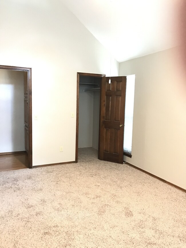 Building Photo - Spacious home in Edmond
