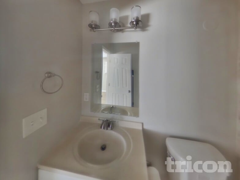 Building Photo - 6650 Brook Forest Dr