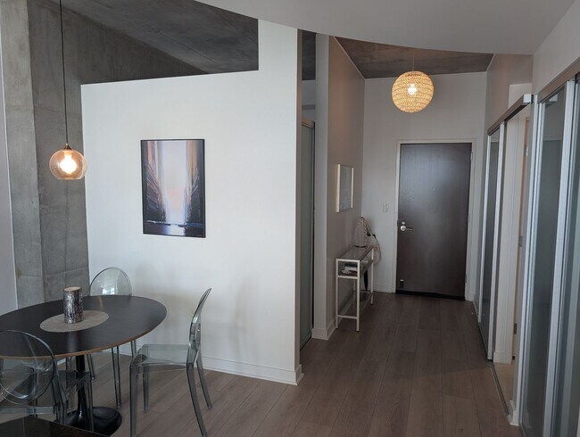 Building Photo - Luxury 1 Bedroom + Den - Breathtaking Mountain Views