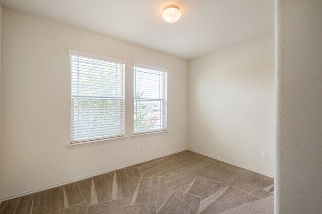 Building Photo - 100 Azurite Dr