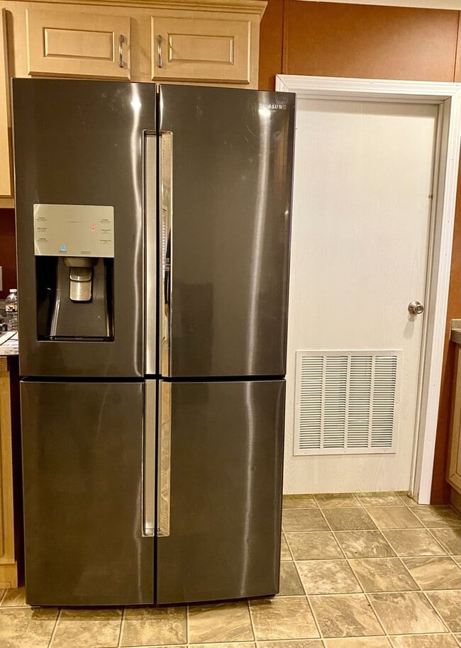 Building Photo - Quiet home in the country