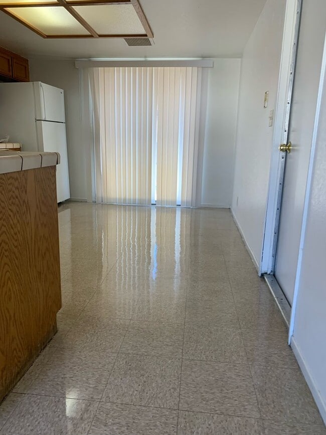 Building Photo - 3 BEDROOM 2 BATH UNIT