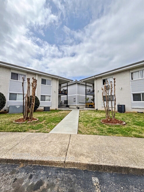 Building Photo - 613 Hillsboro Rd