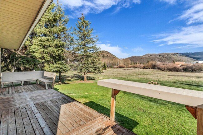 Building Photo - Park Meadows - Brand New Carpeting & Landscaping Included!