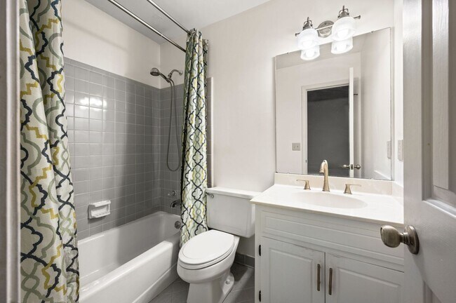 Building Photo - Awesome 4BR/3BA end-unit townhouse in the desirable River Plantation neighborhood!