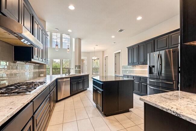 Building Photo - Luxurious 4 bedrooms 3 bathrooms home in L...