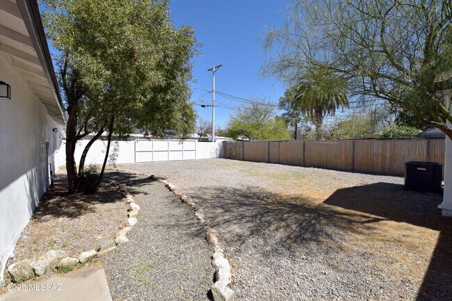 Building Photo - 4233 E Lester St