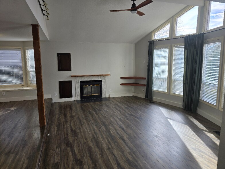 Building Photo - 2516 S Sumac Ln