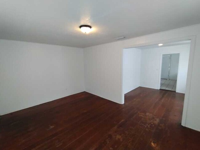 Building Photo - 5562 Lyle Ln