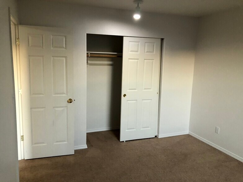 Second bedroom with large closet - 1552 SE Ripplewood Ave