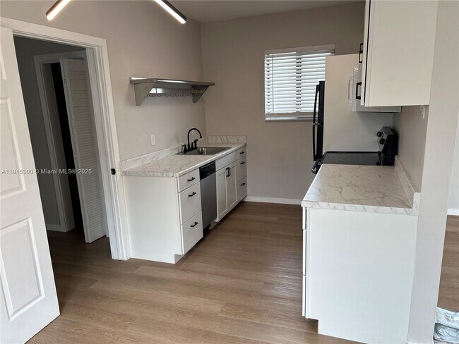 Building Photo - 1280 NE 105th St