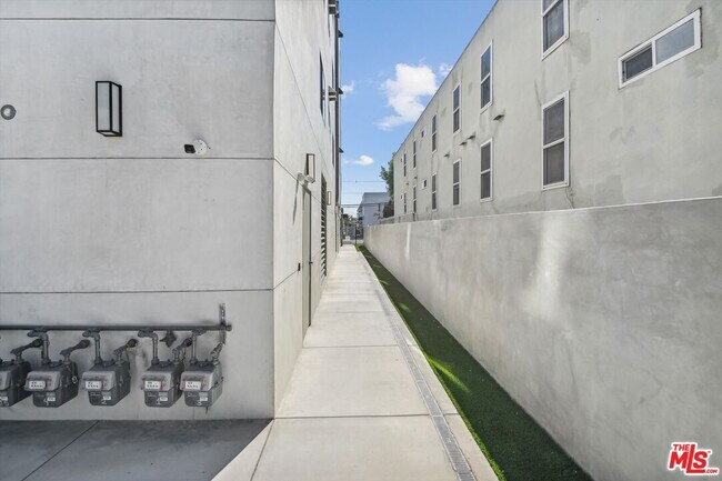 Building Photo - 819 E La Palma Dr