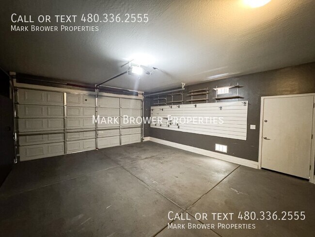 Building Photo - 1042 W Oleander Ave