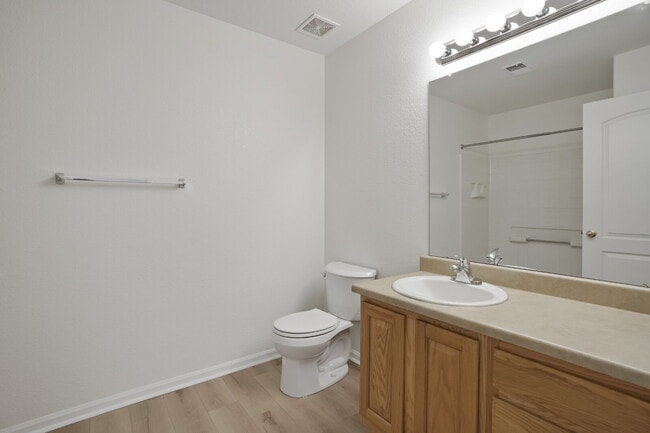 Building Photo - Great Two Bedroom Condo with Garage - Move In Special