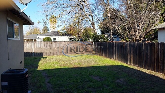 Building Photo - This is a cute updated 3 bedroom 2 bath house