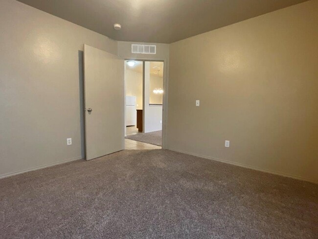 Building Photo - 3631 Vanguard Dr