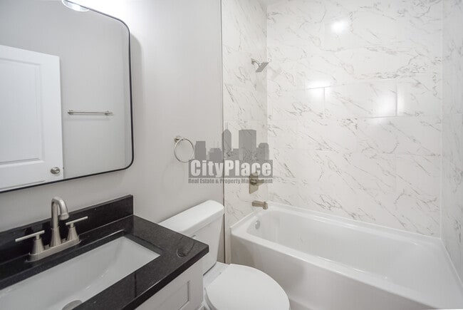 Building Photo - 2809 E Riverside Dr