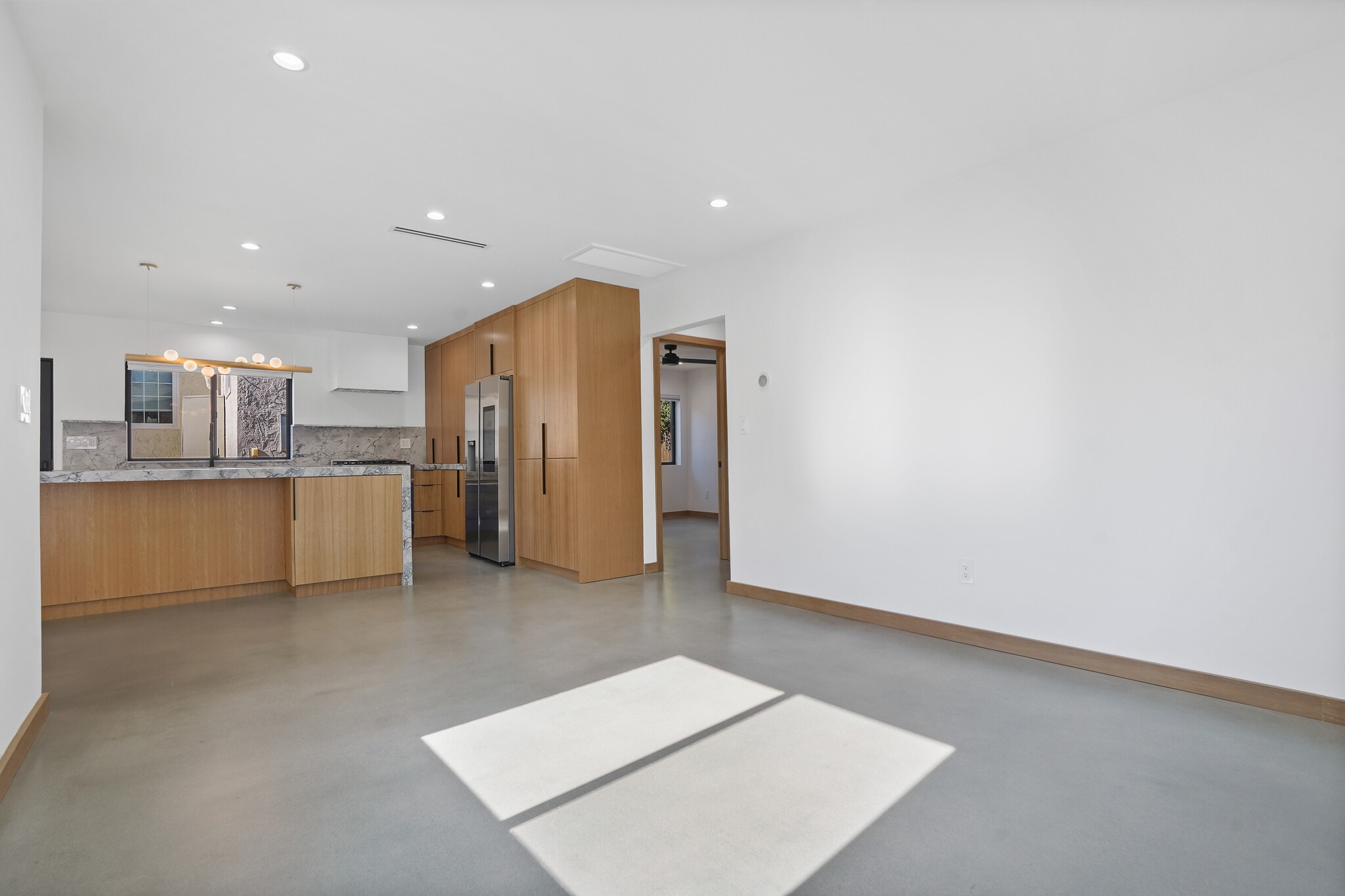 Building Photo - 6004 Lindley Ave