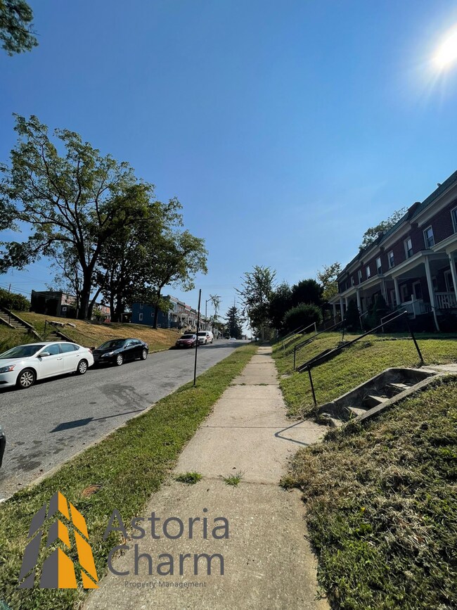 Building Photo - 2 Bedroom + Den with Finished Basement & Fenced Yard