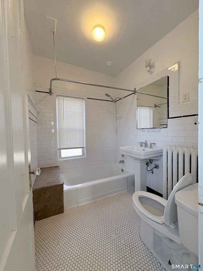 Building Photo - 733 Elm St