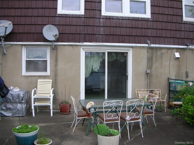 Building Photo - 57-04 Cloverdale Blvd