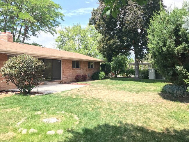 Building Photo - 3824 W Greenbrier Dr
