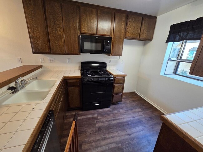 Building Photo - Charming 1 Bed, 1 Bath Lakewood Shores condo!