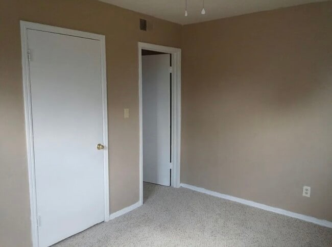 Building Photo - 4013 Locust Dr