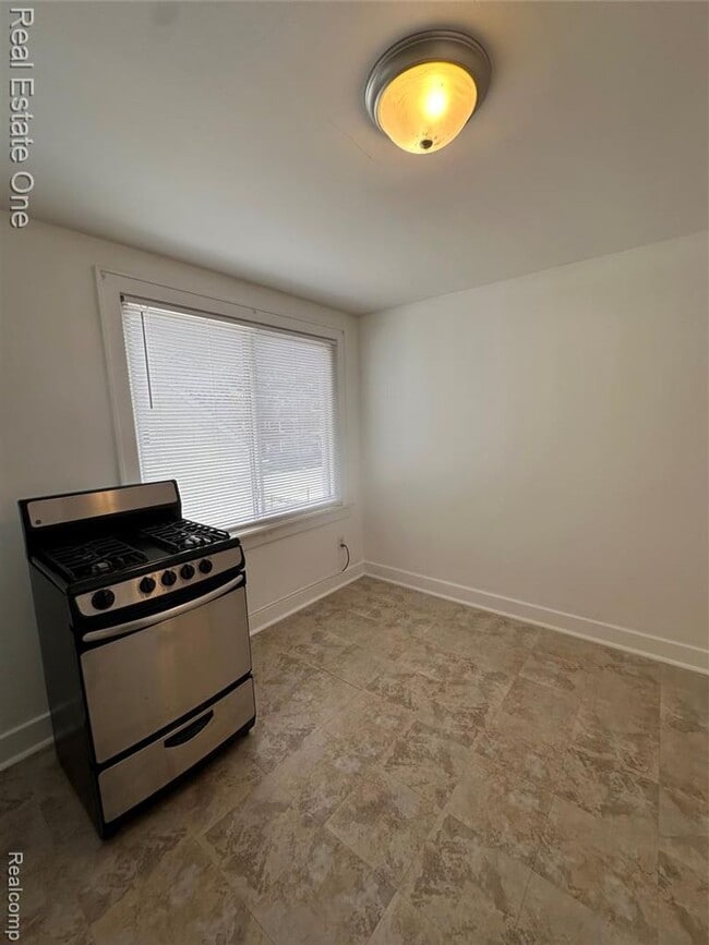 Building Photo - Upper Duplex