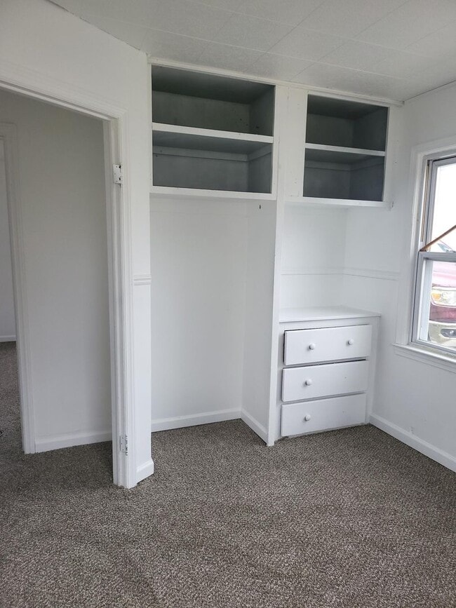 Building Photo - 3 Bedroom Ranch - $1,350