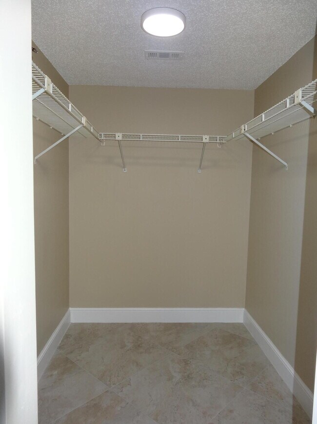 Building Photo - 7091 Golf Colony Ct