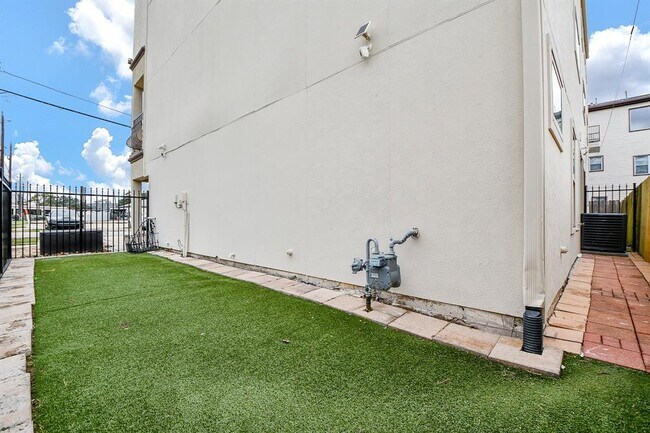 Building Photo - 6500 Calder St