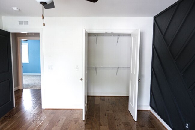 Building Photo - 3 Bedroom, 2.5 Bath in Prime Location! Law...