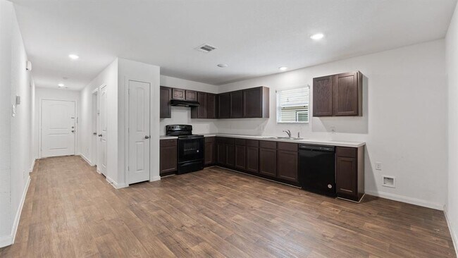 Building Photo - 410 Pimmit Hill Run