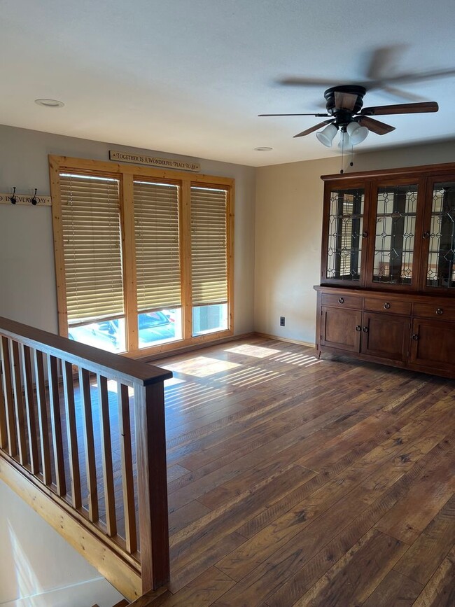 Building Photo - 702