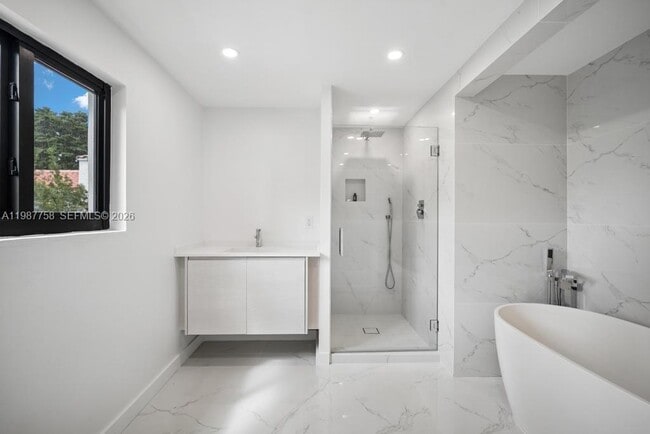 Building Photo - 5661 Pine Tree Dr