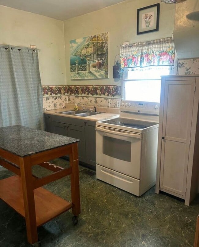 Building Photo - 3 Bed 1 Bath