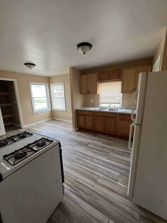 Building Photo - 8451 Rosemont Ave