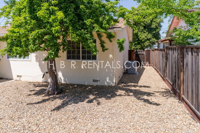Building Photo - Charming Three Bedroom Single Story Liverm...