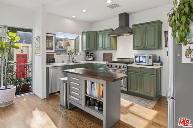 Building Photo - 8998 Lloyd Pl