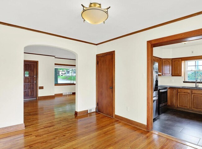 Building Photo - 916 E Maxwell Ln