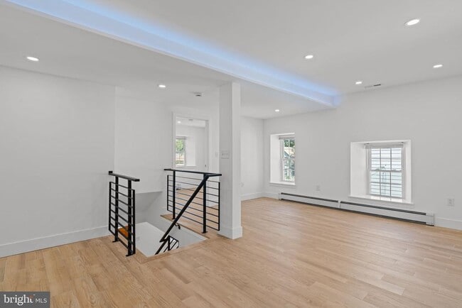 Building Photo - 122 E Richardson Ave