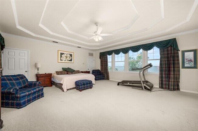 Building Photo - 2551 Lakeview Dr