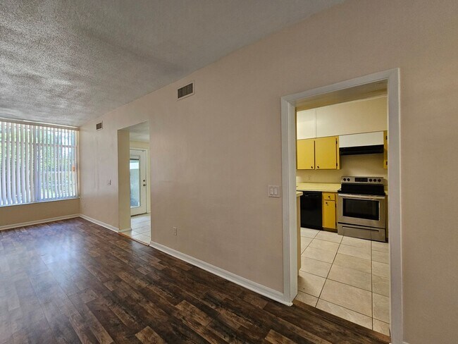 Building Photo - 6 Bedroom/3 Bath home in Black Acres
