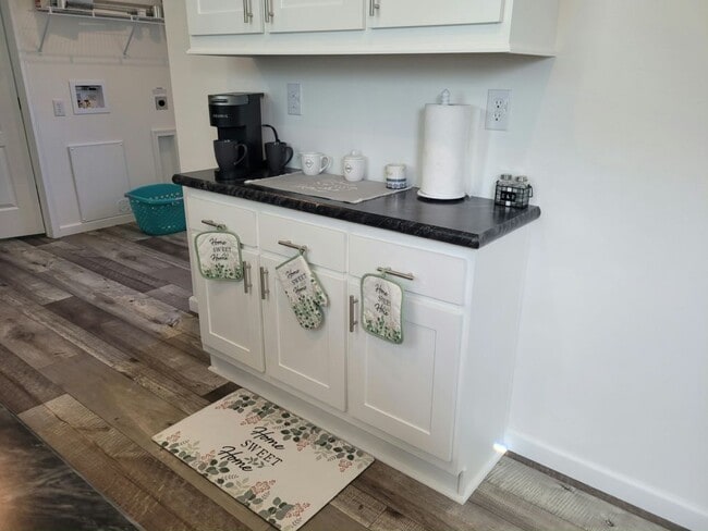 Building Photo - 5552 Annette St